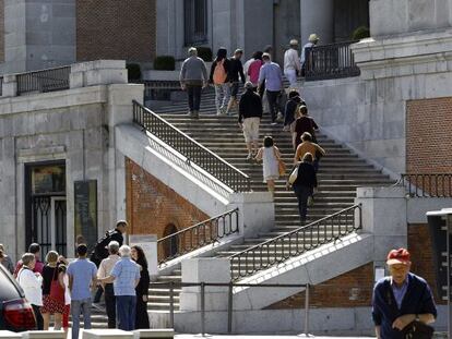 Decenas de personas acceden al Museo del Prado, que la noche del s&aacute;bado y la jornada del domingo ha participado en el D&iacute;a Internacional de los Museos.