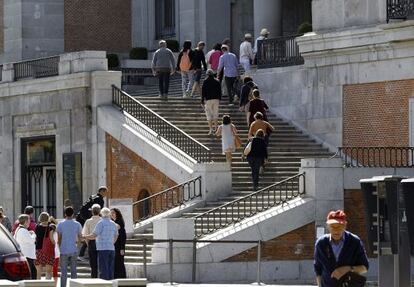 Decenas de personas acceden al Museo del Prado, que la noche del s&aacute;bado y la jornada del domingo ha participado en el D&iacute;a Internacional de los Museos.