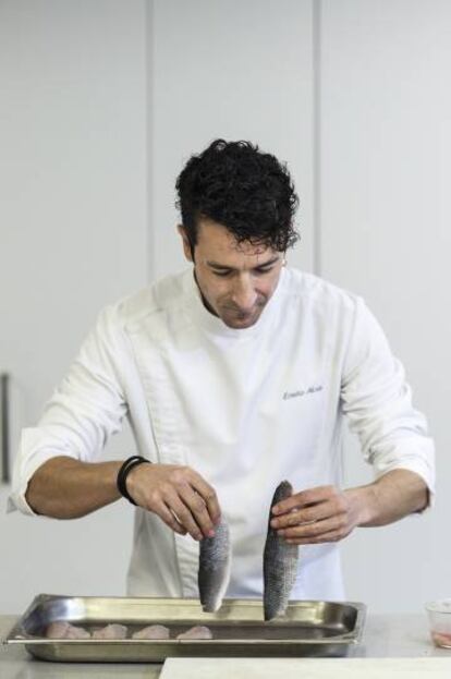 El chef vizcaíno, en plena preparación de un plato de pescado.