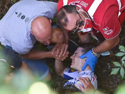 Remco Evenepoel, atendido este sábado por personal médico y miembros de su equipo tras una dura caída en el Giro de Lombardía.