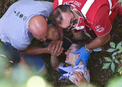 Remco Evenepoel, atendido este sábado por personal médico y miembros de su equipo tras una dura caída en el Giro de Lombardía.