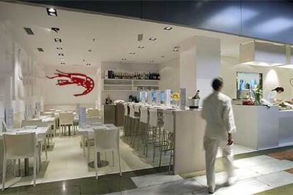 Comedor de Fishhh, con interiorismo de Roger Ballera.