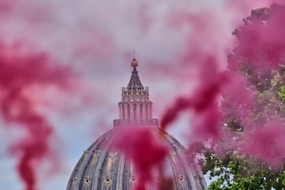 Pink smoke rises in front of St. Peter's Dome during a protest by the Women's Ordination Conference, calling for full equality for women in the Catholic Church on the first day of the conclave to elect the 267th pope, in Rome, Wednesday, May 7, 2025. (AP Photo/Bernat Armangue)
Associated Press/LaPresse