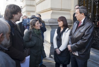 El diputado general, José Luis Bilbao, conversa con los representantes sindicales en la Diputación.