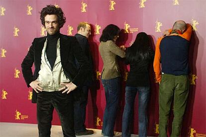 Romain Duris, a la izquierda, junto al resto de actores de <i>De latir, se ha parado mi corazón,</i> ayer en Berlín.