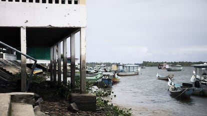 As marcas escuras nos pilares de um restaurante mostram até onde a água do rio costumava chegar. Os moradores relatam que hoje o rio, quando cheio, não chega nem perto da metade da marca.