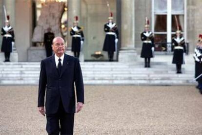 Chirac pasa revista a la guardia del Elíseo durante la ceremonia de ayer en memoria de las víctimas del maremoto.