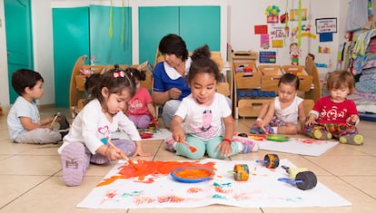 Un grupo de niños en una sala cuna de la Junta Nacional de Jardines Infantiles (Junji).