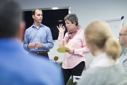 Maribel Mart&iacute;nez de Murgu&iacute;a during a coaching session at the firm Cafosa, a part of the Mars group.