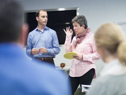 Maribel Mart&iacute;nez de Murgu&iacute;a during a coaching session at the firm Cafosa, a part of the Mars group.