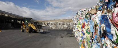 Envases almacenados en el Parque Tecnológico de Valdemíngomez en el que se tratan los residuos y basuras que genera Madrid.
