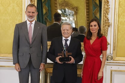 Felipe y Letizia han presidido este martes la reunión anual del Patronato del Instituto Cervantes en el Palacio Real de Aranjuez. Durante el acto, Felipe VI ha entregado el Premio Ñ al filólogo e hispanista italiano Gabriele Morelli en reconocimiento a su labor de difusión del español y la literatura española. Además, se ha anunciado que doña Letizia inaugurará el próximo 12 de diciembre el nuevo centro Cervantes de Los Ángeles.