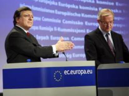 El presidente de la Comisión Europea, Jose Manuel Durao Barroso (i), y el comisario europeo de Asuntos Económicos y Monetarios, Olli Rehn, durante una rueda de prensa celebrada en Bruselas (Bélgica). EFE/Archivo