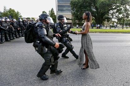 La manifestante Ieshia Evans protesta pacíficamente ante la policía en Baton Rouge (EE UU) en 2016. La enfermera se desplazó a la ciudad de Luisiana para protestar por la muerte de Alton Sterling, asesinado por policías blancos. 