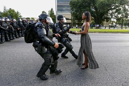 La manifestante Ieshia Evans protesta pacíficamente ante la policía en Baton Rouge (EE UU) en 2016. La enfermera se desplazó a la ciudad de Luisiana para protestar por la muerte de Alton Sterling, asesinado por policías blancos. 