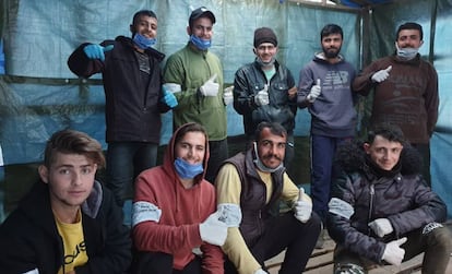 Un equipo de voluntarios de Moria, con mascarillas y guantes.