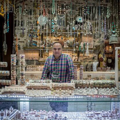 Mehmet Onlu posa en el interior de su tienda de joyería, ubicada en el Gran Bazar de Estambul.
