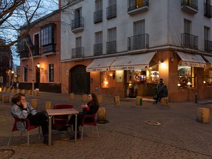 Veladores de bares en la Alameda de Hércules, en Sevilla.