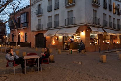 Veladores de bares en la Alameda de Hércules, en Sevilla.