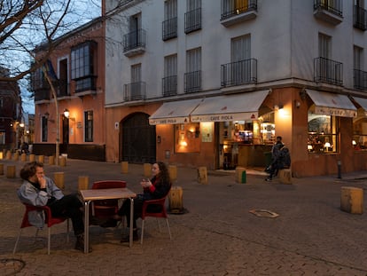 Veladores de bares en la Alameda de Hércules, en Sevilla.