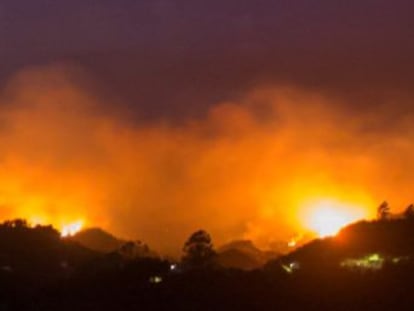 Firefighters are struggling to put the blaze, which has already spread to an area of 6,000 hectares and reached the Tamadaba National Park