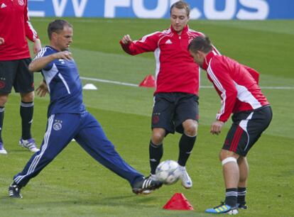 Frank de Boer, anoche en el Bernabéu junto a Eriksen (en el centro) y Janssen.