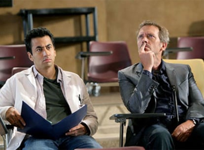 Kal Penn y Hugh Laurie en <i>House.</i>