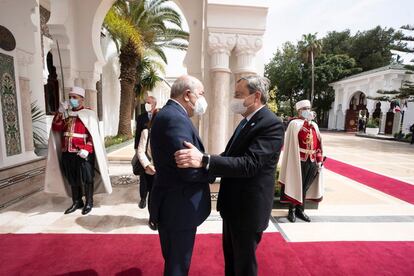 El presidente de Argelia, Abdelmadjid Tebboune, recibiendo a su homólogo italiano, Mario Draghi, este lunes en Argel.