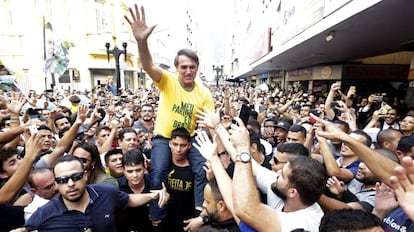 Bolsonaro, momentos antes de ser esfaqueado, em Juiz de Fora (MG).