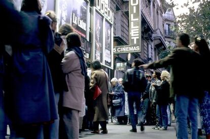 Cues als cinemes del bulevard de Saint-Germain, a París.