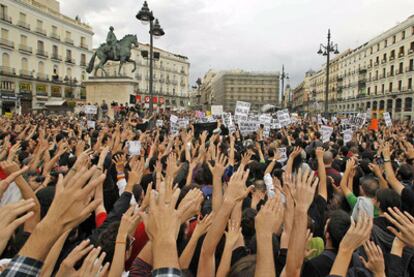 Imagen de la Puerta del Sol, tomada ayer por la tarde por miles de jóvenes que se proponen permanecer acampados hasta las elecciones del domingo.