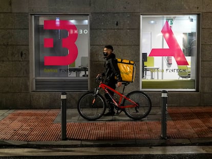 La calle Fuencarral de Madrid, durante la primera noche del toque de queda.
