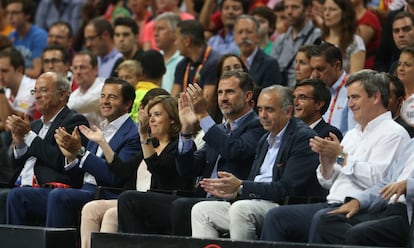 Soraya de Santamaría, el Rey Felipe VI, Jose Luis Saez y Miguel Cardenal durante el partido en el Palacio de los Deportes