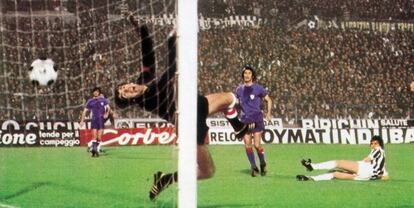 Tardelli (en el suelo) marca al Athletic el único gol del partido del partido de ida de la final de la copa de la UEFA de 1977. 