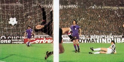 Tardelli (en el suelo) marca al Athletic el único gol del partido del partido de ida de la final de la copa de la UEFA de 1977.