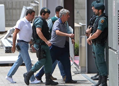 Villar, el pasado 18 de julio, día de su detención, entrando en la sede de la Federación Española Fútbol acompañado por agentes de policía.