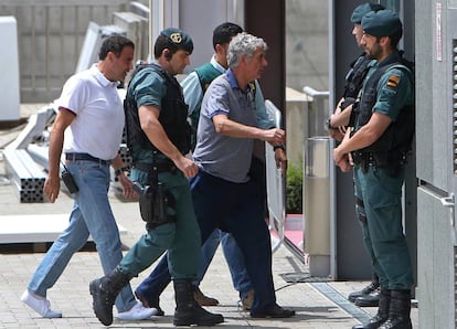 Villar, el pasado 18 de julio, d&iacute;a de su detenci&oacute;n, entrando en la sede de la  Federaci&oacute;n Espa&ntilde;ola F&uacute;tbol acompa&ntilde;ado por agentes de polic&iacute;a.