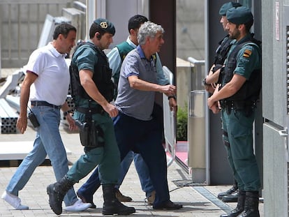 Villar, el pasado 18 de julio, d&iacute;a de su detenci&oacute;n, entrando en la sede de la  Federaci&oacute;n Espa&ntilde;ola F&uacute;tbol acompa&ntilde;ado por agentes de polic&iacute;a.