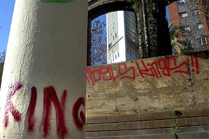 Pintadas de bandas latinas en el parque del Clot de Barcelona.