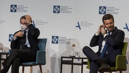 José María Aznar y Pablo Casado en el auditorio de la Universidad Francisco de Vitoria, en Madrid.