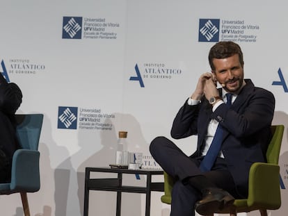 José María Aznar y Pablo Casado, este lunes en el auditorio de la Universidad Francisco de Vitoria, en Madrid.