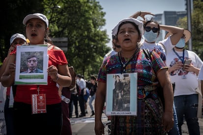 Integrantes de la caravana de madres de migrantes desaparecidos se unieron a la protesta.