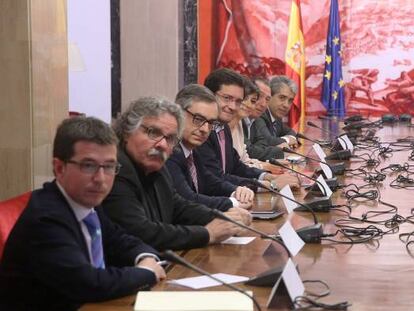 De izquierda a derecha, Pachi Yang&uuml;as (UPN) Joan Tard&aacute; (ERC); Jos&eacute; Manuel Villegas (Ciudadanos); &Oacute;scar L&oacute;pez e Isabel Rodr&iacute;guez (PSOE); Joan Baldov&iacute; (Comprom&iacute;s); Francesc Homs, de Dill; Joseba Aurrekoetxea y Aitor Esteban (PNV); Juan Carlos Vera y Fernando Fern&aacute;ndez Ma&iacute;llo (PP); Carlos Salvador e &Iacute;&ntilde;igo Jes&uacute;s Alli (UPN); Segundo Gonz&aacute;lez (Podemos); y Sol S&aacute;nchez, de IU