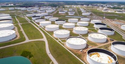 Depósitos de petróleo en el centro de Cushing, Oklahoma (EE UU).