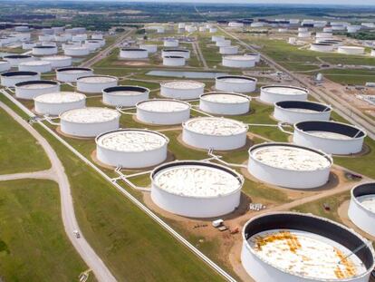 Depósitos de petróleo en el centro de Cushing, Oklahoma (EE UU).