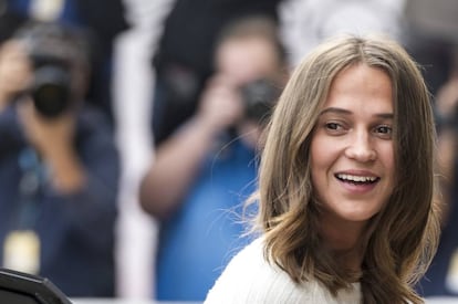 La actriz Alicia Vikander llega al Festival de San Sebastián 2017.