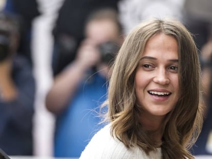 La actriz Alicia Vikander llega al Festival de San Sebastián 2017.