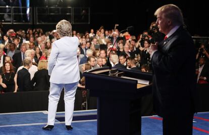 Els candidats Hillary Clinton i Donald Trump en acabar el debat.