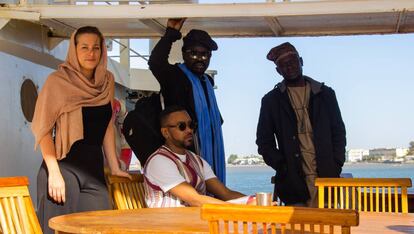 Marcia Higuelin, Alibeta, Cheikhou Ba y Khalid Sansi (sentado), integrantes de Ubuntu Road, en el barco Bou El Mogdad, en la ciudad de Saint Louis.