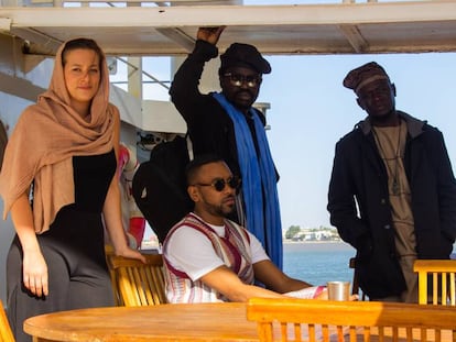 Marcia Higuelin, Alibeta, Cheikhou Ba y Khalid Sansi (sentado), integrantes de Ubuntu Road, en el barco Bou El Mogdad, en la ciudad de Saint Louis.